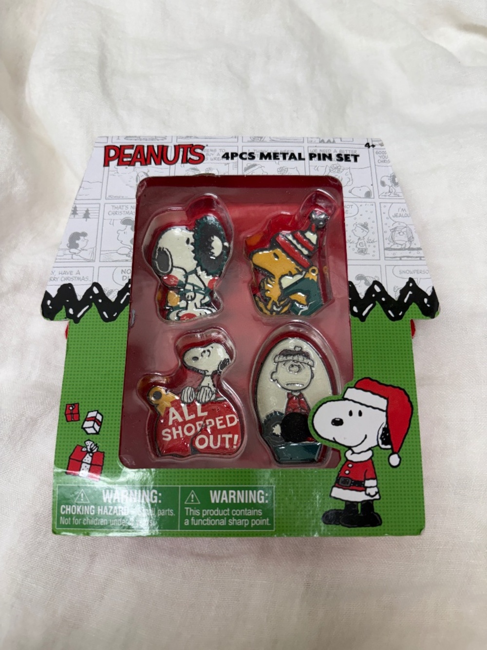 Peanuts 4 piece metal pin set holiday